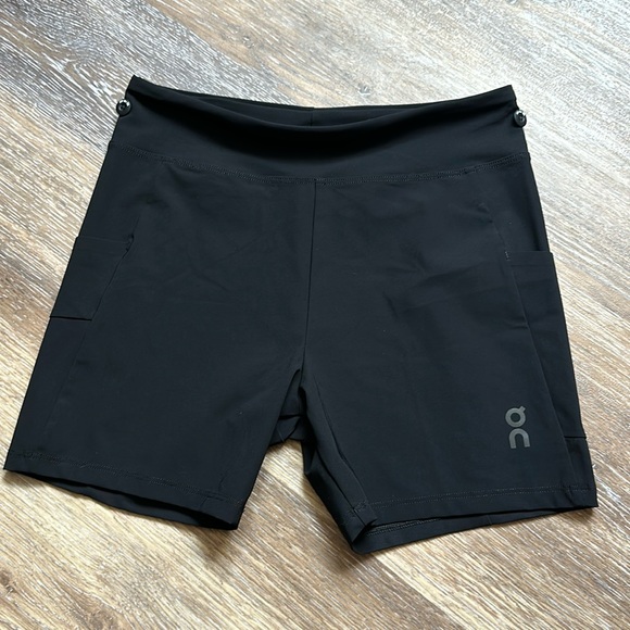 On Running Other - On Cloud hybrid base layer shorts